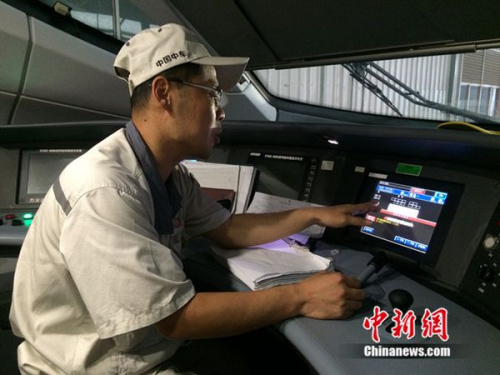 中車青島四方機車車輛股份有限公司高鐵調試高級技師周勇在演示調試過程。中新網 邱宇 攝