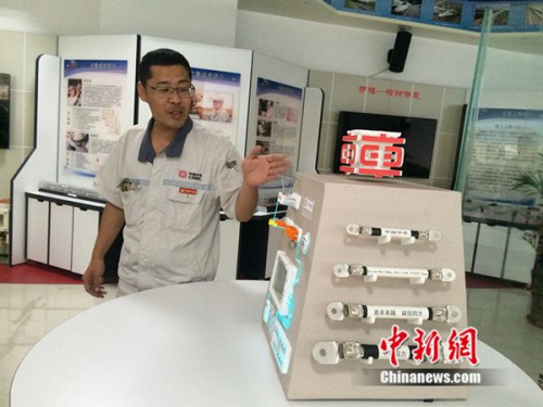 周勇在工作室介紹他制作的模型。中新網 邱宇 攝