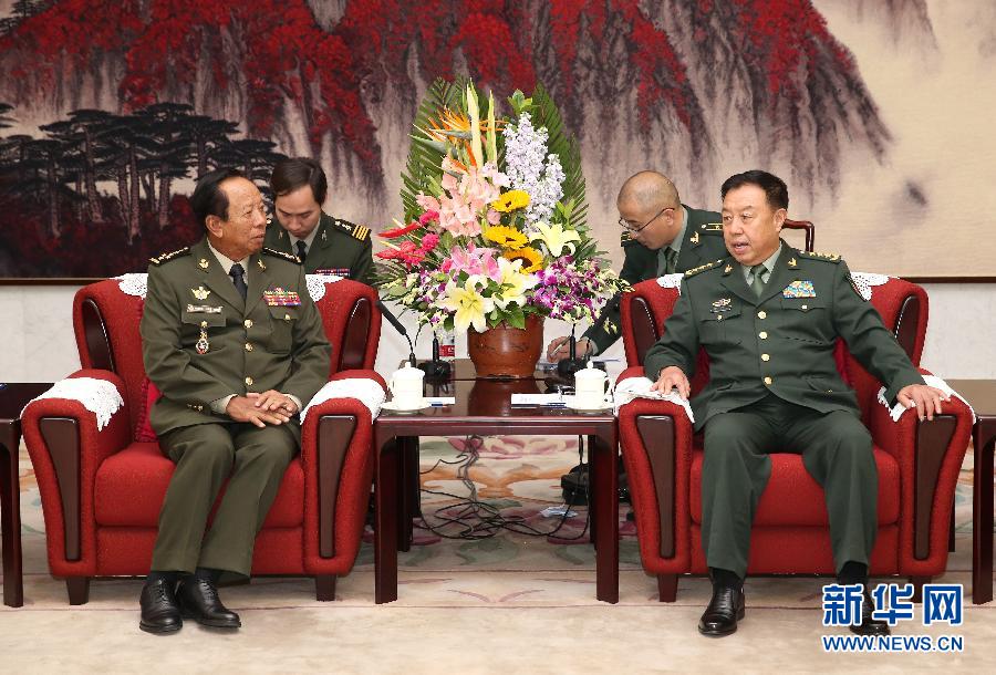 10月13日，中央軍委副主席范長龍?jiān)诒本?huì)見柬埔寨王國副首相兼國防大臣迪班。 新華社記者 馬占成 攝 