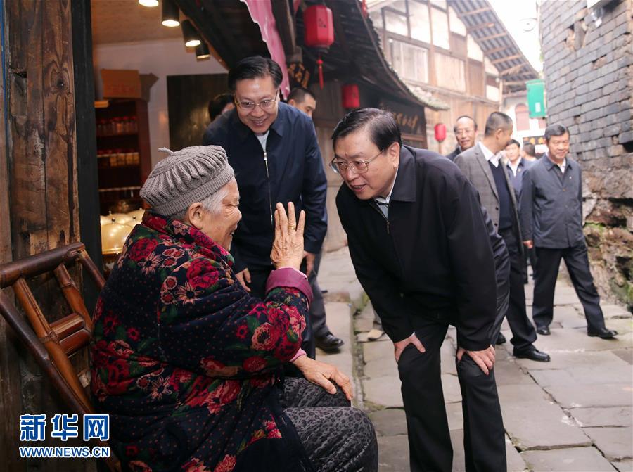 這是11月21日，張德江在宜賓李莊鎮(zhèn)同濟社區(qū)與居民親切交談。 新華社記者 劉衛(wèi)兵 攝 
