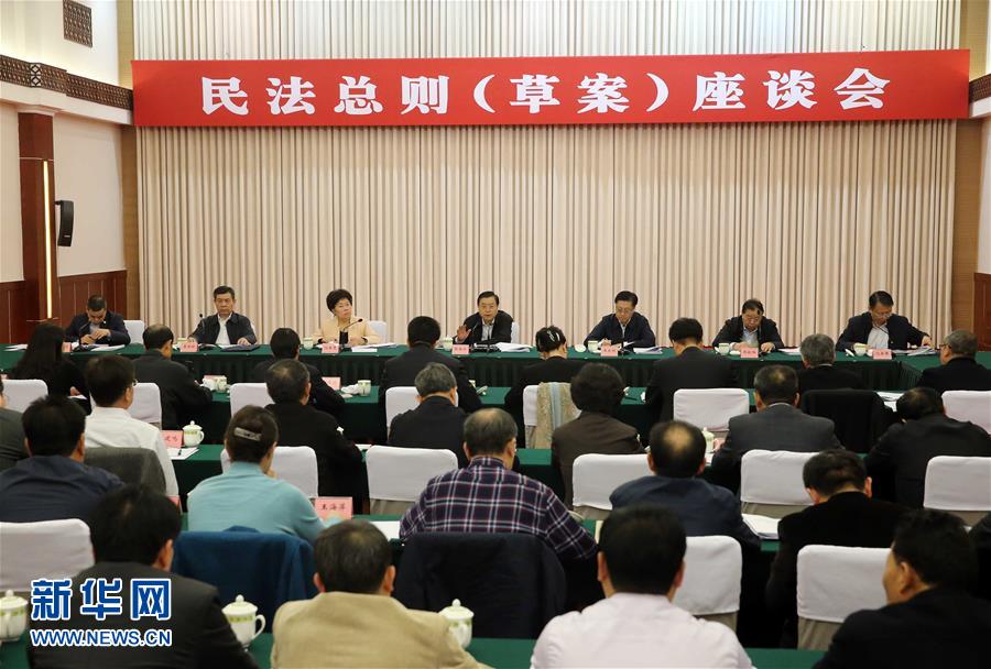 這是11月23日，張德江在成都主持召開座談會，11個?。▍^(qū)、市）人大常委會負責(zé)同志、部分全國人大代表、法律工作者及專家學(xué)者參加會議。新華社記者 劉衛(wèi)兵 攝 