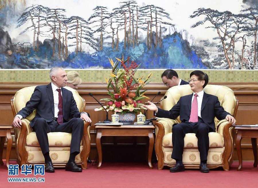 11月25日，中共中央政治局委員、中央政法委書記孟建柱在北京會(huì)見(jiàn)白俄羅斯總統(tǒng)辦公廳副主任米茨克維奇。 新華社記者燕雁攝 