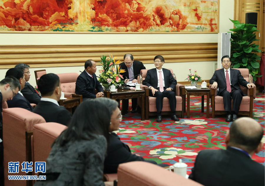 12月27日，中共中央政治局委員、中央政法委書記孟建柱在北京集體會(huì)見出席湄公河流域執(zhí)法安全合作機(jī)制成立五周年部長(zhǎng)級(jí)會(huì)議的各國(guó)代表團(tuán)團(tuán)長(zhǎng)。新華社記者 王曄 攝 