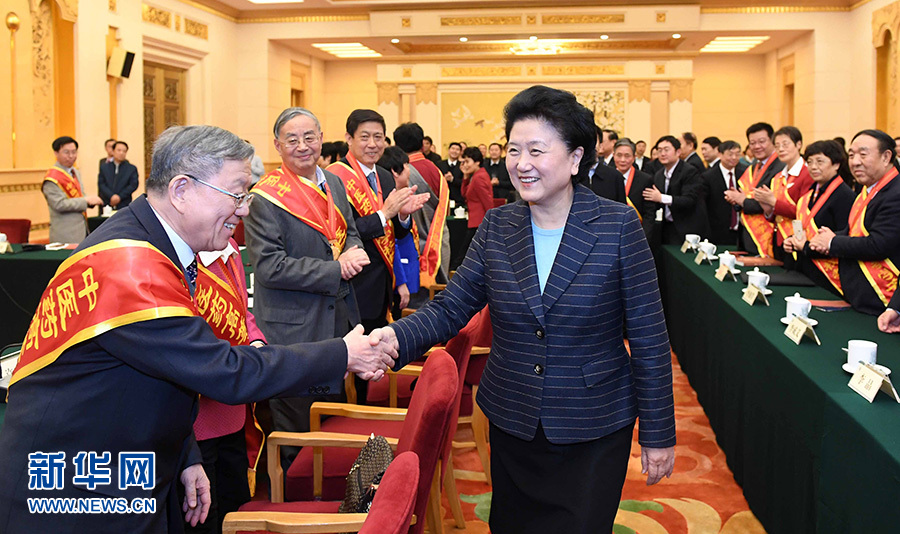 12月29日，中共中央政治局委員、國(guó)務(wù)院副總理劉延?xùn)|在北京與中醫(yī)藥高等學(xué)校教學(xué)名師座談。這是座談會(huì)前，劉延?xùn)|與獲得表彰的教師握手。新華社記者 張鐸 攝