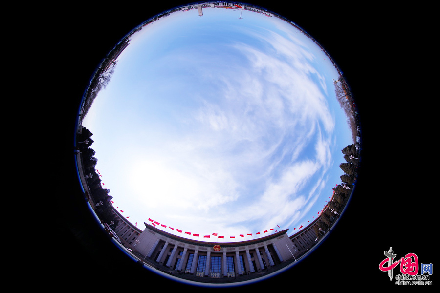  人民大會(huì)堂、天安門廣場(chǎng)、人民英雄紀(jì)念碑外部全景。中國(guó)網(wǎng) 鄭亮攝