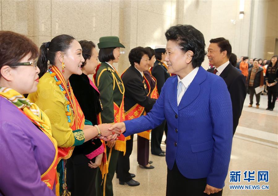 3月8日，由全國婦聯(lián)主辦的“三八”國際婦女節(jié)紀念暨表彰大會在北京舉行。中共中央政治局委員、國務院副總理劉延東，中共中央政治局委員、國家副主席李源潮會見受表彰的先進代表。新華社記者殷剛攝