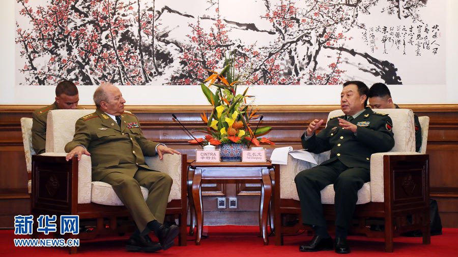 3月28日，中央軍委副主席范長龍在北京釣魚臺國賓館會見來華訪問的古巴革命武裝力量部部長萊奧波爾多·辛特拉。 新華社發(fā)（劉芳 攝） 