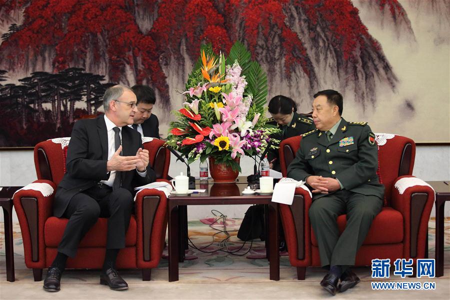 3月31日，中央軍委副主席范長(zhǎng)龍?jiān)诒本?huì)見(jiàn)來(lái)訪的瑞士國(guó)防、民防和體育部長(zhǎng)帕莫蘭。 新華社記者 劉芳 攝