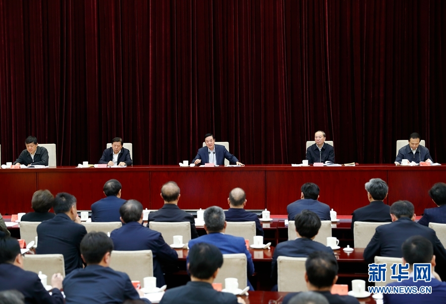 4月13日，中央宣傳部、中央政法委在北京召開貫徹落實《關(guān)于進(jìn)一步把社會主義核心價值觀融入法治建設(shè)的指導(dǎo)意見》電視電話會議。中共中央政治局委員、中央書記處書記、中宣部部長劉奇葆出席會議并講話。新華社記者丁海濤攝