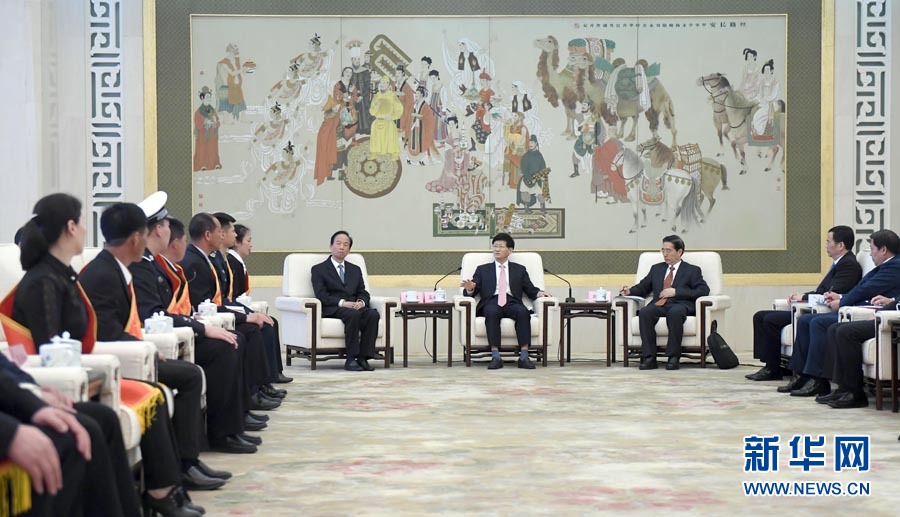 4月24日，第十三屆全國(guó)見(jiàn)義勇為英雄模范表彰大會(huì)在北京人民大會(huì)堂召開(kāi)。會(huì)前，中共中央政治局委員、中央政法委書記孟建柱與見(jiàn)義勇為英雄模范及家屬代表座談。國(guó)務(wù)委員、公安部部長(zhǎng)郭聲琨出席座談會(huì)并在表彰大會(huì)上講話。新華社記者 張鐸 攝