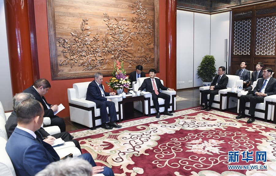 4月27日，中共中央政治局委員、中央政法委書(shū)記孟建柱在北京同烏茲別克斯坦副總理阿齊莫夫舉行中烏政府間合作委員會(huì)雙方主席會(huì)晤。新華社記者 張領(lǐng) 攝