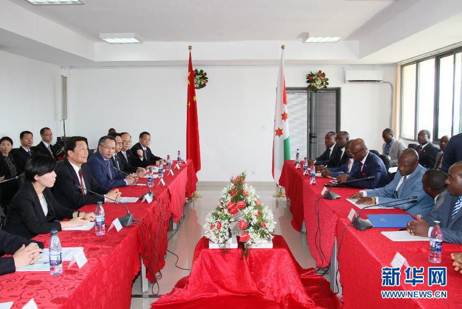  5月11日，中國國家副主席李源潮在布瓊布拉與布隆迪第一副總統(tǒng)辛迪姆沃和第二副總統(tǒng)布托雷舉行會談。新華社記者 呂天然 攝