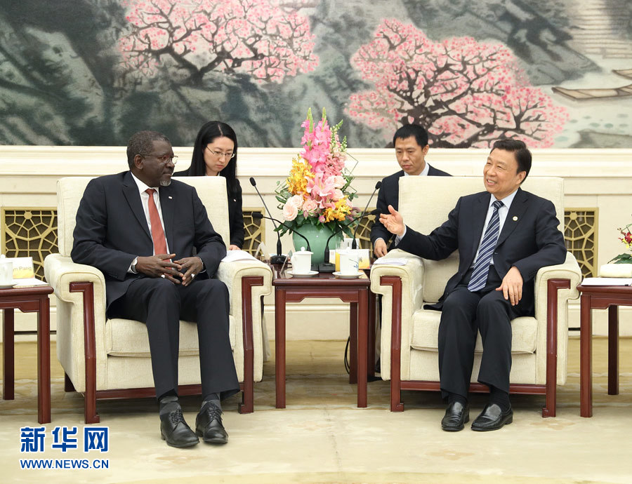 5月15日，國家副主席、中國紅十字會名譽會長李源潮在北京會見來華出席“一帶一路”國際合作高峰論壇的紅十字會與紅新月會國際聯(lián)合會秘書長阿西。新華社記者 王曄 攝