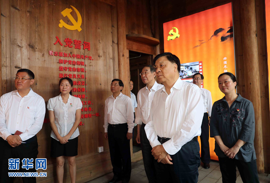6月8日至10日，中共中央政治局常委、中央書記處書記劉云山在福建調(diào)研。這是6月9日，劉云山專程來到政和縣石圳村，深入了解廖俊波的事跡。新華社記者 劉衛(wèi)兵 攝