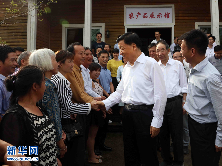6月8日至10日，中共中央政治局常委、中央書記處書記劉云山在福建調(diào)研。這是6月9日，劉云山在周寧縣上洋村與村民親切交談。新華社記者 劉衛(wèi)兵 攝