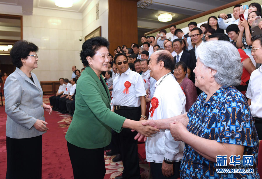 6月16日，中共中央政治局委員、國(guó)務(wù)院副總理劉延?xùn)|在北京看望出席中國(guó)人口福利基金會(huì)成立30周年座談會(huì)的歷屆“中華人口獎(jiǎng)”獲獎(jiǎng)?wù)叽?。新華社記者 饒愛(ài)民 攝