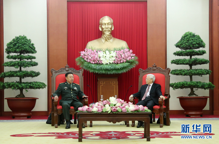 6月18日，在越南首都河內(nèi)，正在越南訪問的中央軍委副主席范長龍（左）會見越共中央總書記阮富仲。 新華社發(fā)（李曉偉攝） 