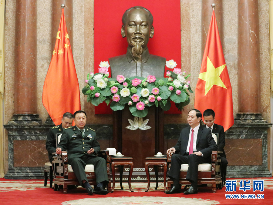6月18日，在越南首都河內(nèi)，正在越南訪問的中央軍委副主席范長龍（左前）會見越南國家主席陳大光（右前）。 新華社發(fā)（李曉偉攝）