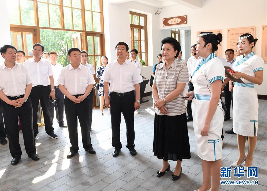 6月25日，全國民族團結(jié)進步創(chuàng)建經(jīng)驗交流現(xiàn)場會在內(nèi)蒙古興安盟召開，中共中央政治局委員、國務(wù)院副總理劉延?xùn)|出席會議并講話。在內(nèi)蒙古期間，劉延?xùn)|考察內(nèi)蒙古人民代表會議舊址即“五一會址”，深入社區(qū)看望各族干部群眾。這是劉延?xùn)|考察“五一會址”。新華社記者 陳曄華 攝