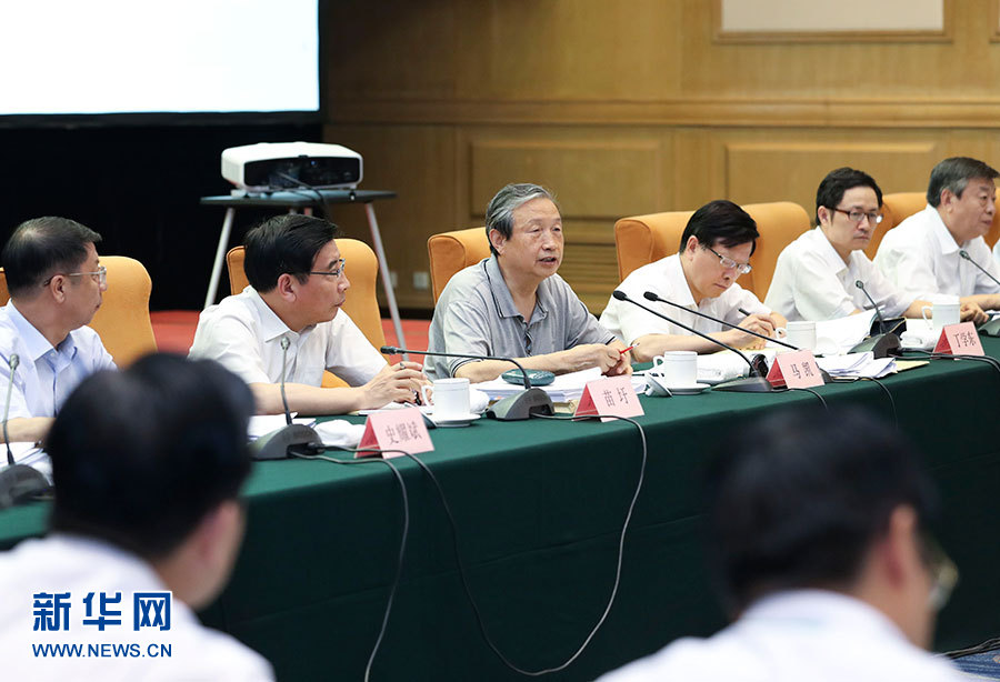 近日，中共中央政治局委員、國務(wù)院副總理馬凱在北京調(diào)研新能源汽車產(chǎn)業(yè)發(fā)展。這是7月4日，馬凱在北京深入新能源汽車充換電設(shè)施、充電服務(wù)平臺、分時租賃等單位調(diào)研，并主持召開推廣應(yīng)用座談會。新華社記者 龐興雷 攝