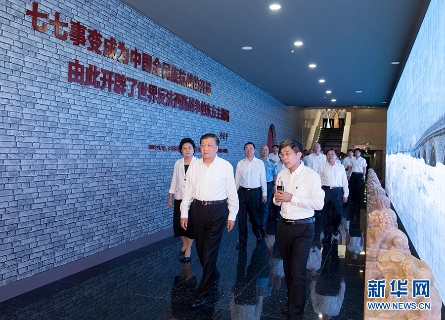 7月7日，紀(jì)念全民族抗戰(zhàn)爆發(fā)80周年儀式在中國(guó)人民抗日戰(zhàn)爭(zhēng)紀(jì)念館舉行。中共中央政治局常委、中央書記處書記劉云山出席儀式并講話。這是儀式后，劉云山參觀《全民抗戰(zhàn)偉大壯舉——紀(jì)念全民族抗戰(zhàn)爆發(fā)80周年專題展覽》。 新華社記者丁林?jǐn)z