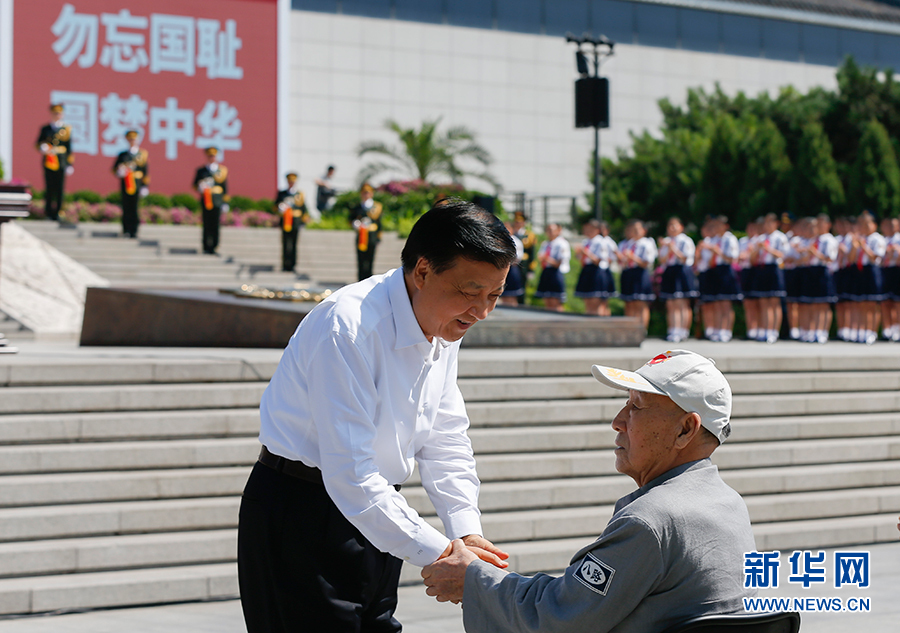 7月7日，紀(jì)念全民族抗戰(zhàn)爆發(fā)80周年儀式在中國(guó)人民抗日戰(zhàn)爭(zhēng)紀(jì)念館舉行。中共中央政治局常委、中央書記處書記劉云山出席儀式并講話。這是儀式開始前，劉云山與老八路代表握手。新華社記者崔新鈺攝