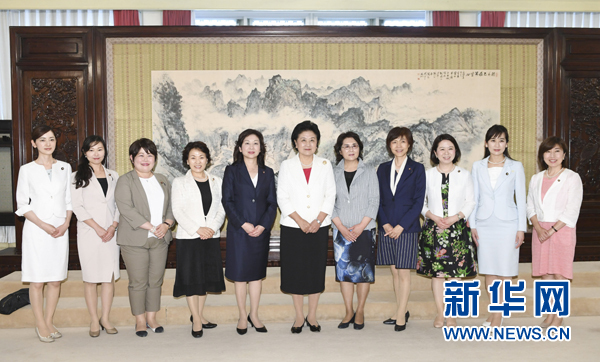 　　7月12日，國務(wù)院副總理劉延?xùn)|在北京會見以日本自民黨前總務(wù)會長野田圣子為首的日本執(zhí)政黨女國會議員代表團(tuán)一行。 新華社記者 高潔 攝