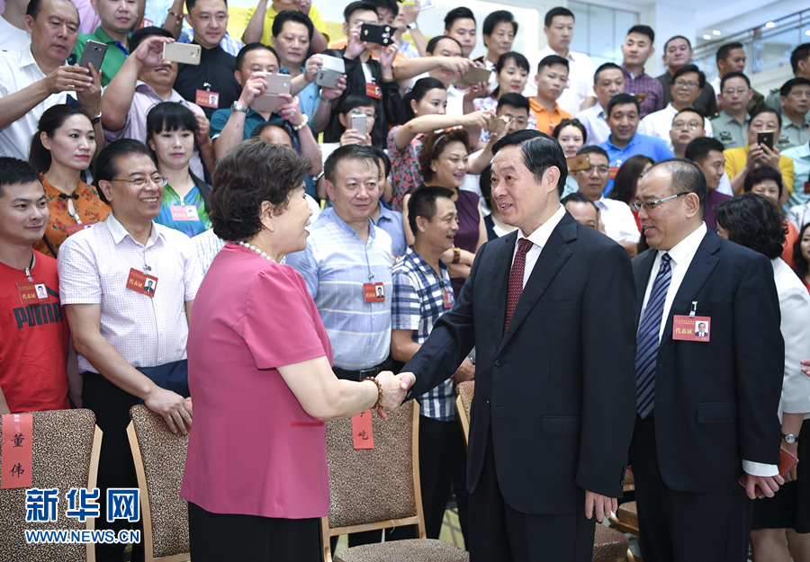 7月19日，中國(guó)曲藝家協(xié)會(huì)第八次全國(guó)代表大會(huì)在北京召開(kāi)。中共中央政治局委員、中央書(shū)記處書(shū)記、中宣部部長(zhǎng)劉奇葆出席開(kāi)幕式并講話。這是開(kāi)幕式前，劉奇葆接見(jiàn)與會(huì)代表。新華社記者 張領(lǐng) 攝