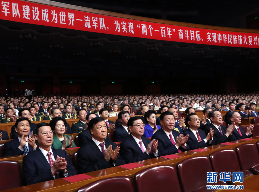 7月28日，慶祝中國人民解放軍建軍90周年文藝晚會《在黨的旗幟下》在北京人民大會堂舉行。中共中央總書記、國家主席、中央軍委主席習(xí)近平和李克強、張德江、俞正聲、劉云山、王岐山、張高麗等黨和國家領(lǐng)導(dǎo)人，與首都3000多名各界群眾一起觀看演出。新華社記者 馬占成 攝