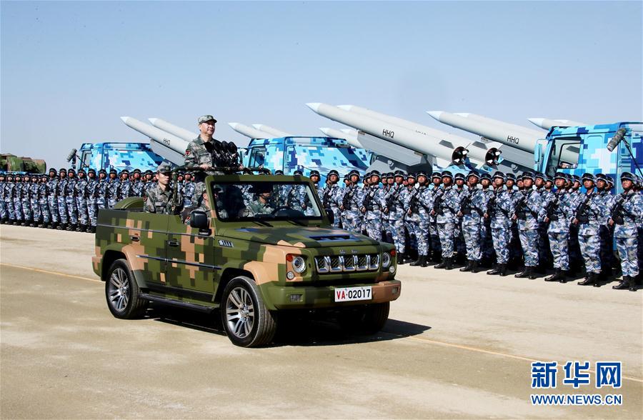 7月30日上午，慶祝中國人民解放軍建軍90周年閱兵在朱日和聯(lián)合訓練基地隆重舉行。中共中央總書記、國家主席、中央軍委主席習近平檢閱部隊并發(fā)表重要講話。這是習近平乘車檢閱部隊。新華社記者 李濤 攝