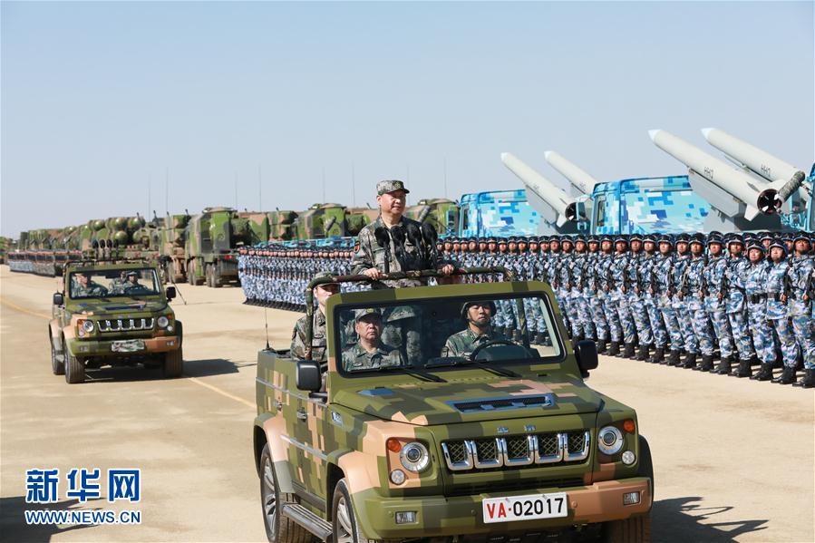 7月30日上午，慶祝中國人民解放軍建軍90周年閱兵在朱日和聯(lián)合訓練基地隆重舉行。中共中央總書記、國家主席、中央軍委主席習近平檢閱部隊并發(fā)表重要講話。這是習近平乘車檢閱部隊。新華社記者 李剛 攝