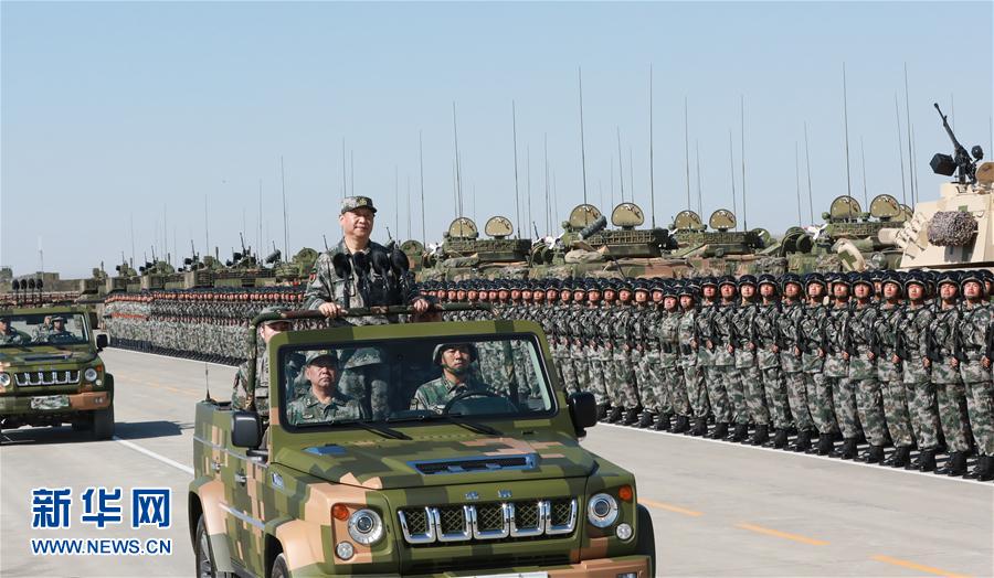 7月30日上午，慶祝中國人民解放軍建軍90周年閱兵在朱日和聯(lián)合訓練基地隆重舉行。中共中央總書記、國家主席、中央軍委主席習近平檢閱部隊并發(fā)表重要講話。這是習近平乘車檢閱部隊。新華社記者 李剛 攝