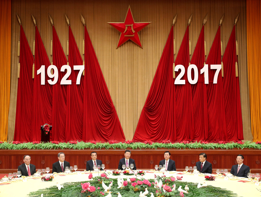 7月31日，中華人民共和國國防部在北京人民大會堂舉行盛大招待會，熱烈慶祝中國人民解放軍建軍90周年。中共中央總書記、國家主席、中央軍委主席習近平和李克強、張德江、俞正聲、劉云山、王岐山、張高麗等黨和國家領導人出席招待會。新華社記者 鞠鵬 攝
