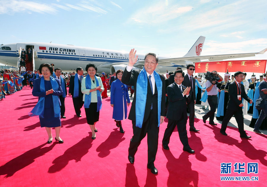 8月7日，以中共中央政治局常委、全國政協(xié)主席俞正聲為團長的中央代表團飛抵呼和浩特，出席內(nèi)蒙古自治區(qū)成立70周年慶?；顒?。中央代表團在機場受到內(nèi)蒙古各族群眾的熱烈歡迎。新華社記者 姚大偉 攝