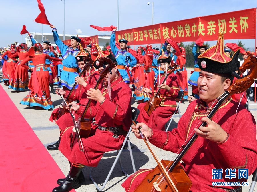 8月7日，以中共中央政治局常委、全國政協(xié)主席俞正聲為團長的中央代表團飛抵呼和浩特，出席內(nèi)蒙古自治區(qū)成立70周年慶?；顒?。中央代表團在機場受到內(nèi)蒙古各族群眾的熱烈歡迎。新華社記者 張領(lǐng) 攝