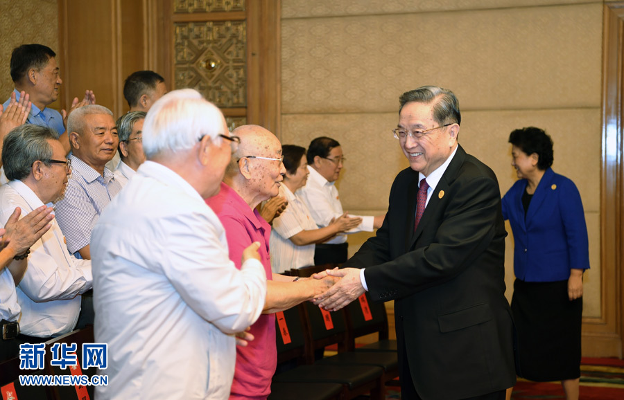8月7日，中共中央政治局常委、全國政協(xié)主席、中央代表團團長俞正聲在內(nèi)蒙古新城賓館會見內(nèi)蒙古自治區(qū)離退休老同志和各族各界群眾代表，并與他們合影留念。新華社記者 張領(lǐng) 攝