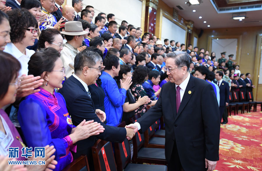 8月7日，中共中央政治局常委、全國政協(xié)主席、中央代表團團長俞正聲在內(nèi)蒙古新城賓館會見內(nèi)蒙古自治區(qū)離退休老同志和各族各界群眾代表，并與他們合影留念。新華社記者 張領(lǐng) 攝