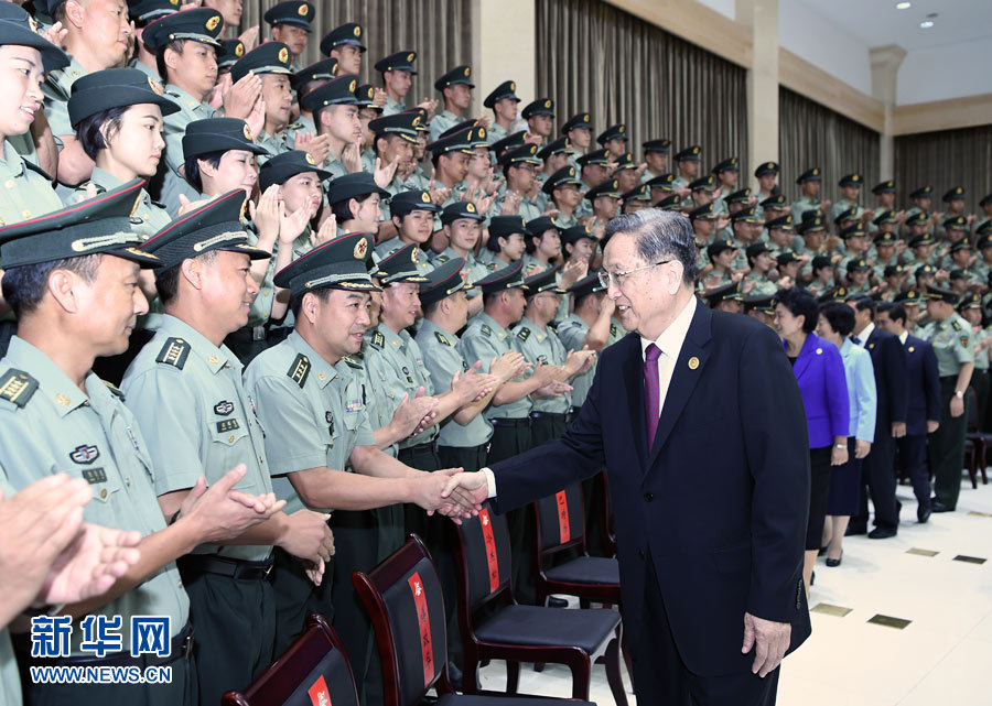 8月7日，中共中央政治局常委、全國政協(xié)主席、中央代表團團長俞正聲率代表團部分成員分別赴內(nèi)蒙古軍區(qū)、武警內(nèi)蒙古總隊、武警內(nèi)蒙古森林總隊慰問，并會見自治區(qū)政法干警代表。這是俞正聲會見內(nèi)蒙古軍區(qū)指戰(zhàn)員。新華社記者 張領(lǐng) 攝