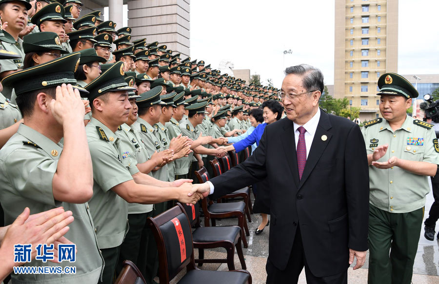8月7日，中共中央政治局常委、全國政協(xié)主席、中央代表團團長俞正聲率代表團部分成員分別赴內(nèi)蒙古軍區(qū)、武警內(nèi)蒙古總隊、武警內(nèi)蒙古森林總隊慰問，并會見自治區(qū)政法干警代表。這是俞正聲會見武警內(nèi)蒙古總隊官兵。新華社記者 張領(lǐng) 攝