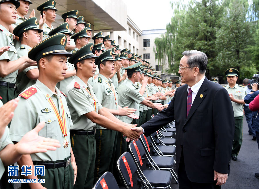 8月7日，中共中央政治局常委、全國政協(xié)主席、中央代表團團長俞正聲率代表團部分成員分別赴內(nèi)蒙古軍區(qū)、武警內(nèi)蒙古總隊、武警內(nèi)蒙古森林總隊慰問，并會見自治區(qū)政法干警代表。這是俞正聲會見武警內(nèi)蒙古森林總隊官兵。新華社記者 張領(lǐng) 攝