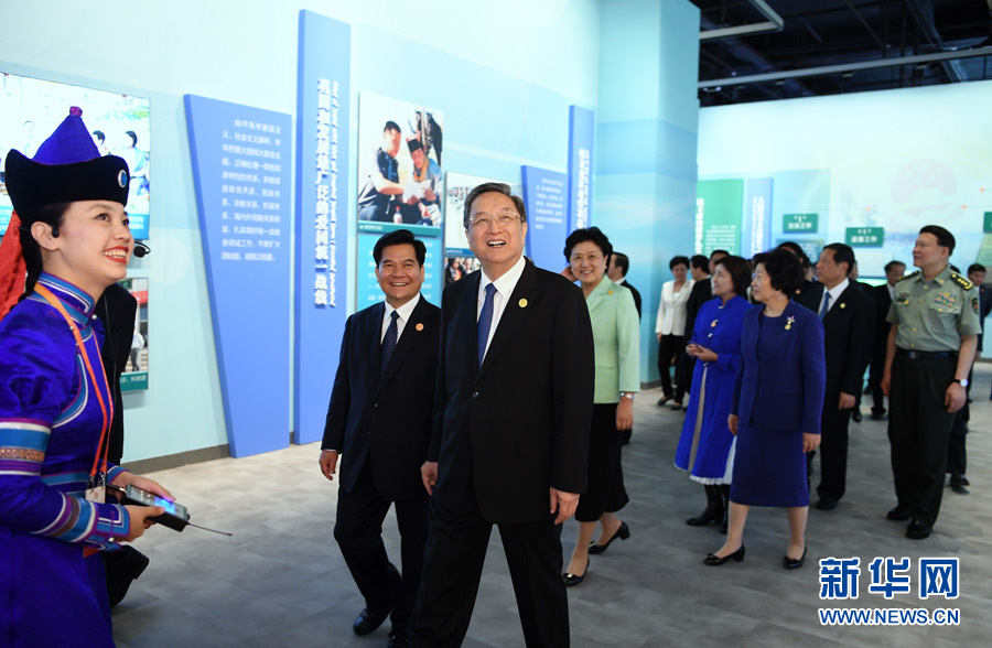 8月7日，中共中央政治局常委、全國政協(xié)主席、中央代表團團長俞正聲率代表團全體成員來到內(nèi)蒙古展覽館，參觀《守望相助團結(jié)奮斗——慶祝內(nèi)蒙古自治區(qū)成立70周年展覽》。 新華社記者 張領(lǐng) 攝