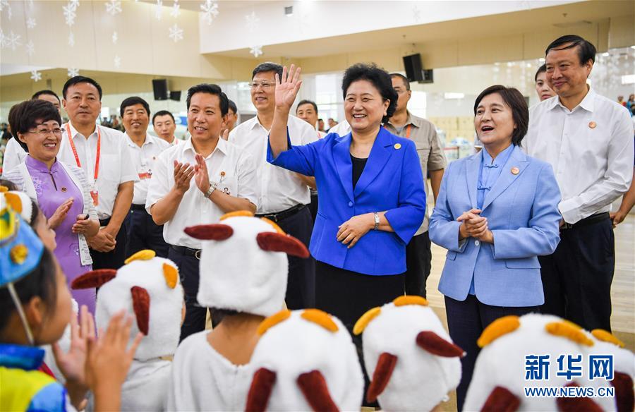 8月9日，中共中央政治局委員、國務(wù)院副總理、中央代表團(tuán)副團(tuán)長(zhǎng)劉延?xùn)|率中央代表團(tuán)二分團(tuán)到赤峰看望慰問各族干部群眾。這是劉延?xùn)|在赤峰市青少年宮與青少年熱烈互動(dòng)。新華社記者 連振 攝