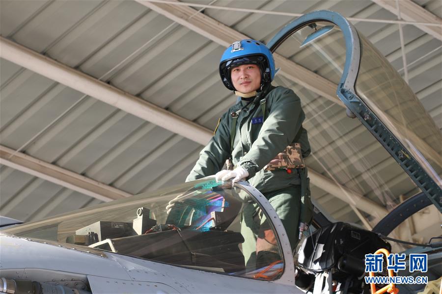 （建軍90周年·英雄·圖文互動）（1）聽，渤海灣有風(fēng)吹過來——追記海軍某艦載航空兵部隊一級飛行員張超