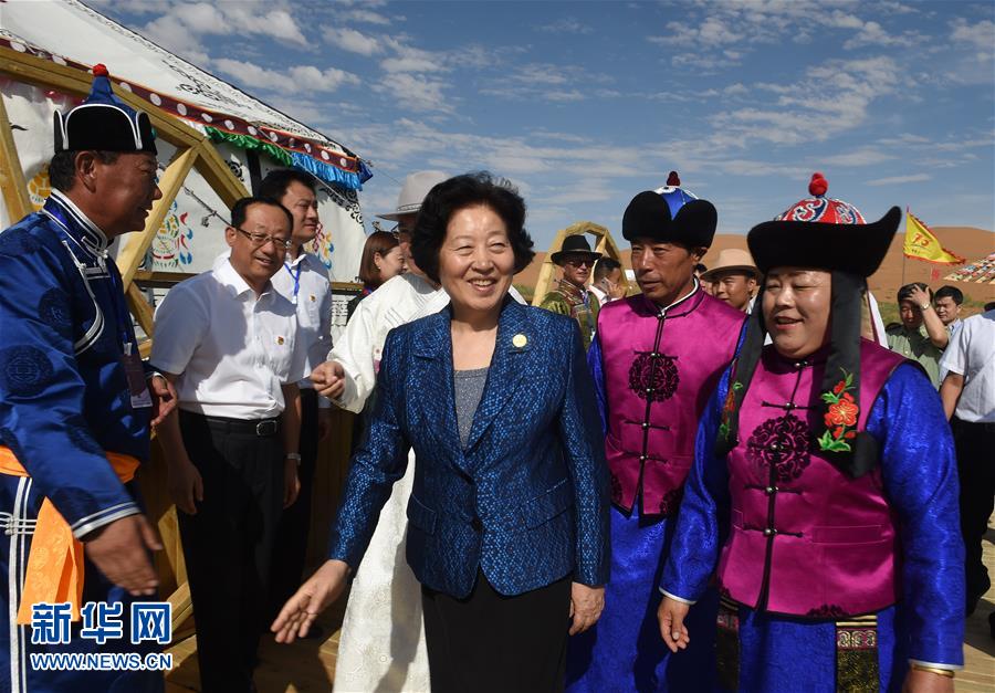 8月10日，中共中央政治局委員、中央統(tǒng)戰(zhàn)部部長、中央代表團(tuán)副團(tuán)長孫春蘭率中央代表團(tuán)三分團(tuán)繼續(xù)在內(nèi)蒙古自治區(qū)阿拉善盟看望慰問，把以習(xí)近平同志為核心的黨中央的親切關(guān)懷和全國各族人民的美好祝福帶給阿拉善各族各界干部群眾。這是孫春蘭在牧民張輝生（右二）家了解生產(chǎn)生活情況。新華社記者 任軍川 攝