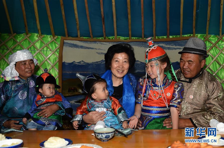 8月11日，帶著以習(xí)近平同志為核心的黨中央的親切關(guān)懷和全國(guó)各族人民的美好祝福，中共中央政治局委員、中央統(tǒng)戰(zhàn)部部長(zhǎng)、中央代表團(tuán)副團(tuán)長(zhǎng)孫春蘭率中央代表團(tuán)三分團(tuán)在錫林郭勒盟看望各族干部群眾，共同慶祝內(nèi)蒙古自治區(qū)成立70周年。這是孫春蘭在錫林浩特市寶力根蘇木牧民巴·巴特爾（右一）家中看望。新華社記者 任軍川 攝