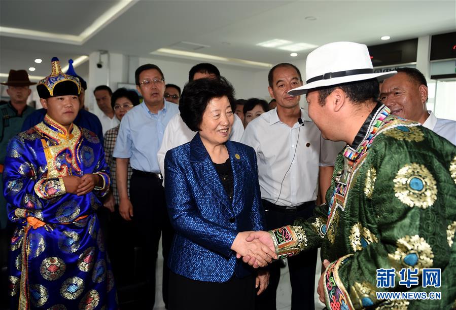 8月11日，帶著以習(xí)近平同志為核心的黨中央的親切關(guān)懷和全國(guó)各族人民的美好祝福，中共中央政治局委員、中央統(tǒng)戰(zhàn)部部長(zhǎng)、中央代表團(tuán)副團(tuán)長(zhǎng)孫春蘭率中央代表團(tuán)三分團(tuán)在錫林郭勒盟看望各族干部群眾，共同慶祝內(nèi)蒙古自治區(qū)成立70周年。這是孫春蘭在非公企業(yè)大莊園生態(tài)牛羊肉產(chǎn)業(yè)示范園同前來售羊的牧民親切交談。新華社記者 任軍川 攝