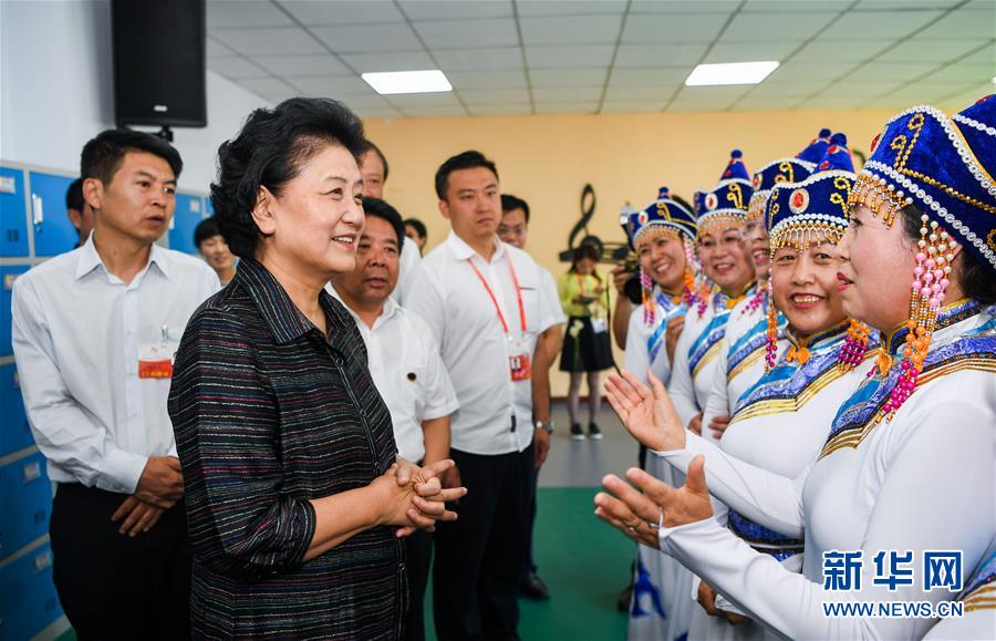 8月11日，中共中央政治局委員、國務(wù)院副總理、中央代表團(tuán)副團(tuán)長劉延?xùn)|率中央代表團(tuán)二分團(tuán)，看望慰問烏蘭察布各族干部群眾，轉(zhuǎn)達(dá)以習(xí)近平同志為核心的黨中央的親切關(guān)懷和全國人民的美好祝愿。這是劉延?xùn)|在考察察哈爾社區(qū)時(shí)與居民們親切交談。新華社記者 連振 攝
