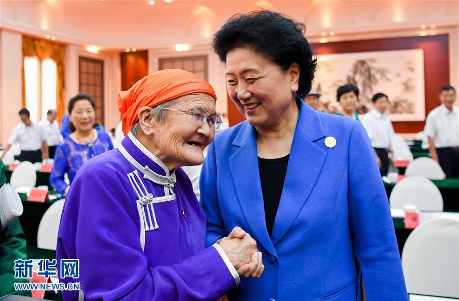 8月11日，中共中央政治局委員、國務(wù)院副總理、中央代表團(tuán)副團(tuán)長劉延?xùn)|率中央代表團(tuán)二分團(tuán)，看望慰問烏蘭察布各族干部群眾，轉(zhuǎn)達(dá)以習(xí)近平同志為核心的黨中央的親切關(guān)懷和全國人民的美好祝愿。這是劉延?xùn)|在出席烏蘭察布市慶祝內(nèi)蒙古自治區(qū)成立70周年座談會(huì)后，與“草原母親”都貴瑪親切交談。新華社記者 連振 攝
