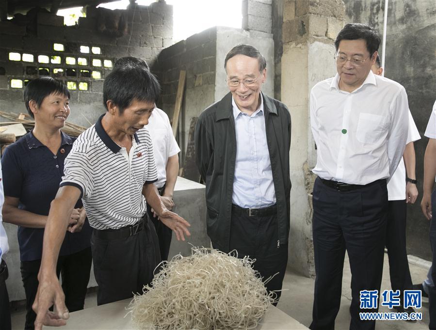 9月3日至5日，中共中央政治局常委、中央紀委書記、中央巡視工作領(lǐng)導小組組長王岐山在湖南省調(diào)研并主持召開巡察工作座談會。這是9月4日，王岐山在瀏陽市官橋鎮(zhèn)石灰嘴村貧困戶家中了解脫貧情況。新華社記者 王曄 攝

