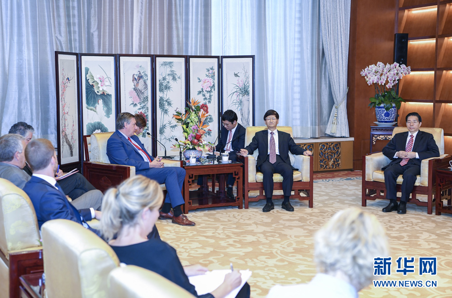 9月26日，中共中央政治局委員、中央政法委書記孟建柱在北京會(huì)見來(lái)華出席國(guó)際刑警組織第86屆全體大會(huì)的比利時(shí)副首相兼內(nèi)政大臣讓邦。國(guó)務(wù)委員、公安部部長(zhǎng)郭聲琨參加有關(guān)會(huì)見。新華社記者 張領(lǐng) 攝